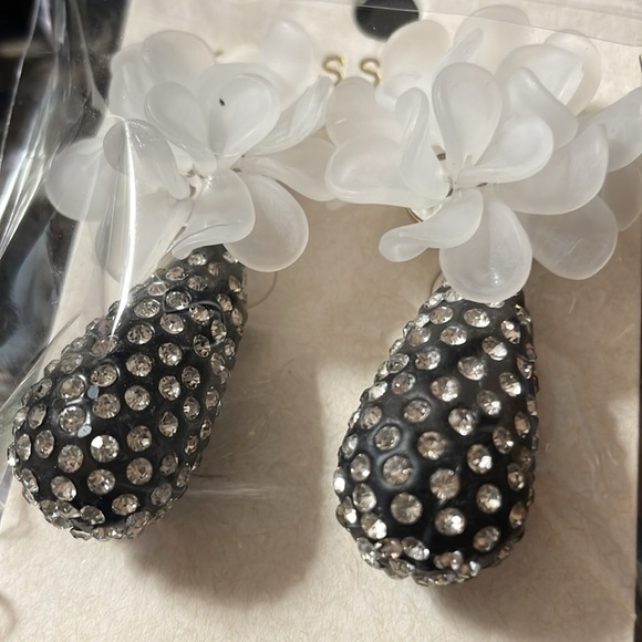 Black Tear Drop Flower Jewel Earrings - Picture 11 of 17
